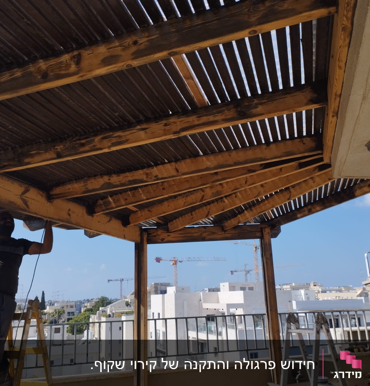 אדם עובד על פרגולה מעץ במרפסת